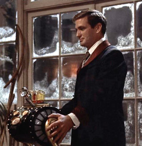 Rod Taylor smearing blood on the Time Machine