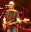 Hugh MacDonald i Bon Jovi använder Lock-it straps-gitarrband som är patenterat av Chris Perrotta.
